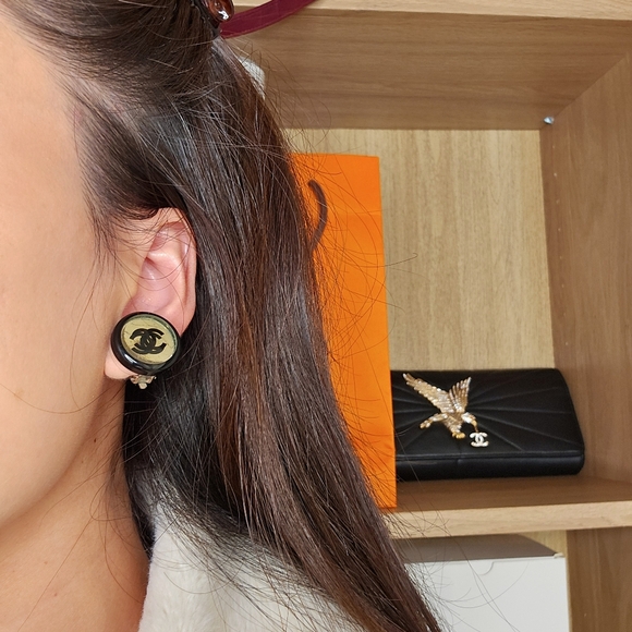 Chanel Clip on earrings one piece - Picture 2 of 14